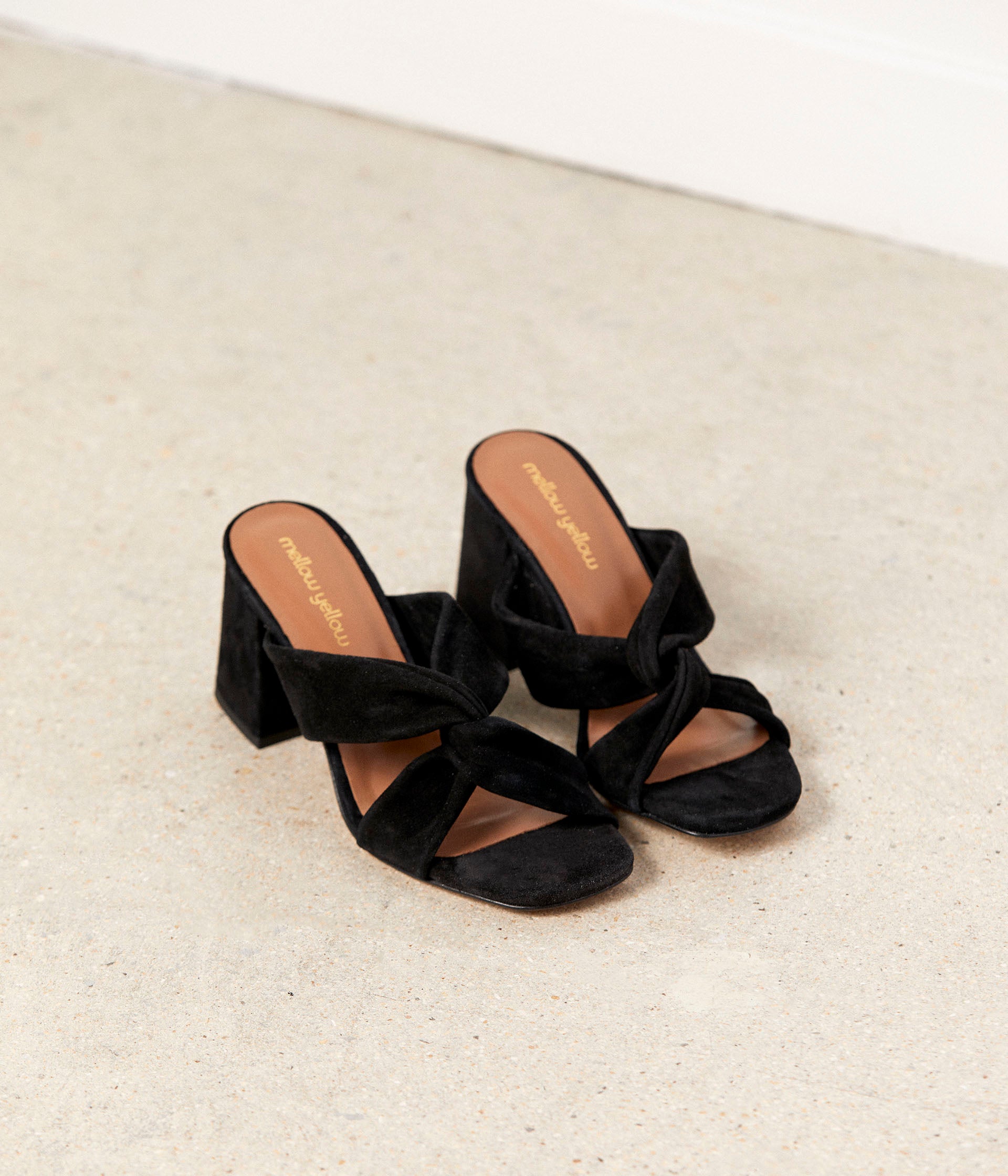 Mules noires Marcia Sandales Femme Mellow Yellow