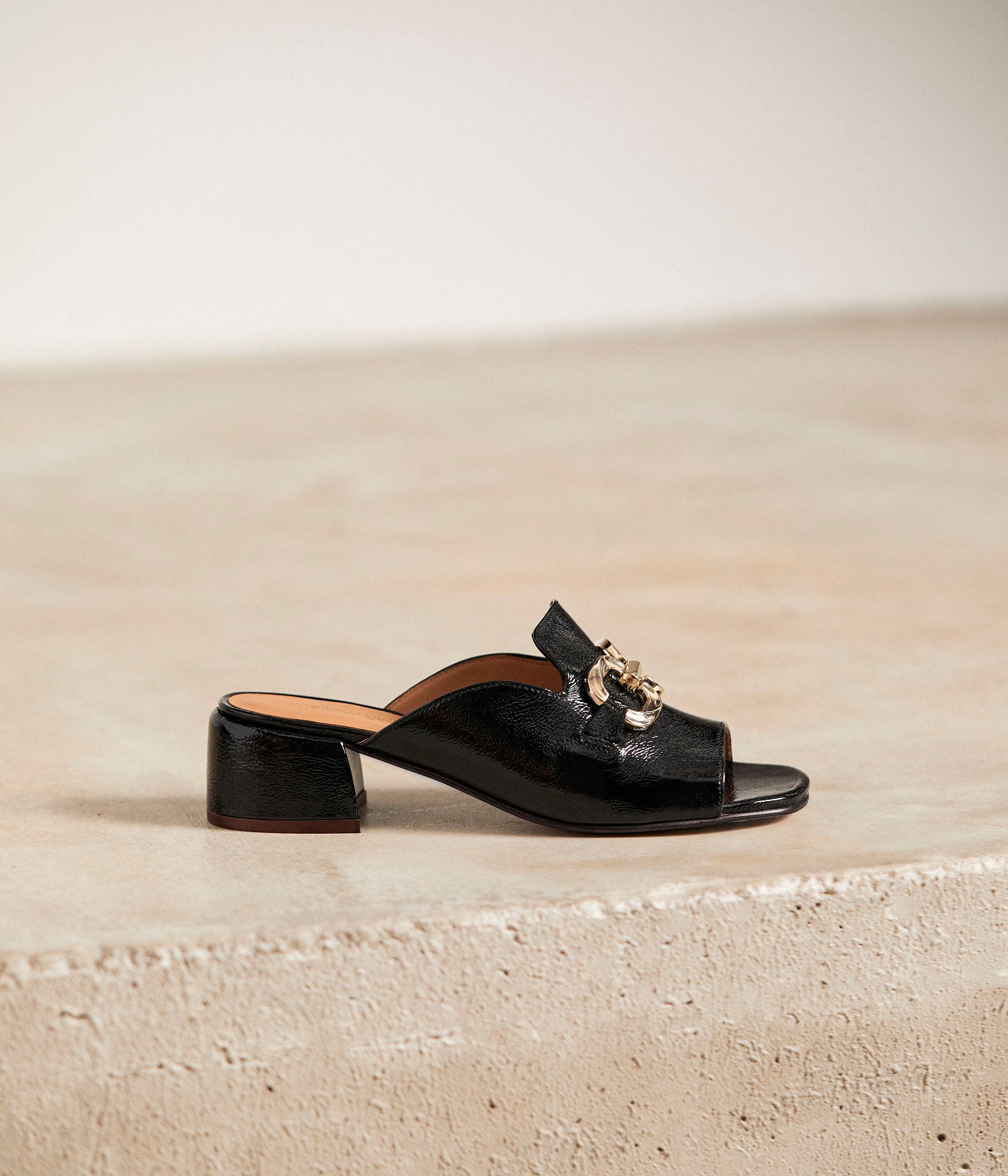 Mules vernies noires Gisele Sandales Femme Mellow Yellow